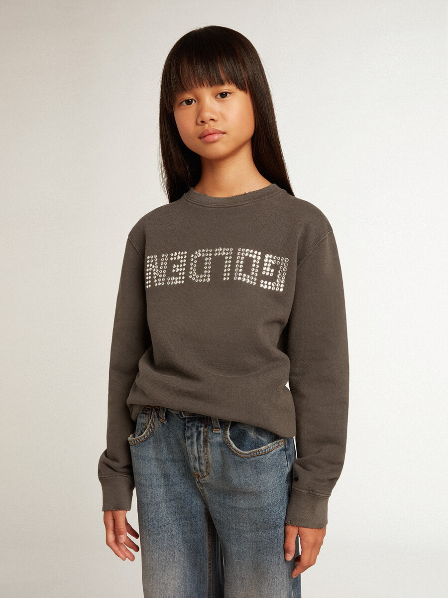 sliten grå sweatshirt med kristalltext