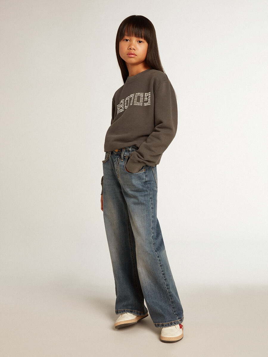 sliten grå sweatshirt med kristalltext