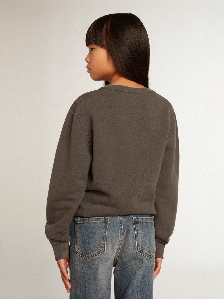 sliten grå sweatshirt med kristalltext