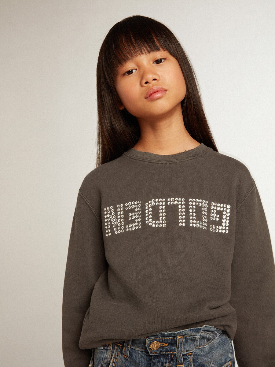 sliten grå sweatshirt med kristalltext