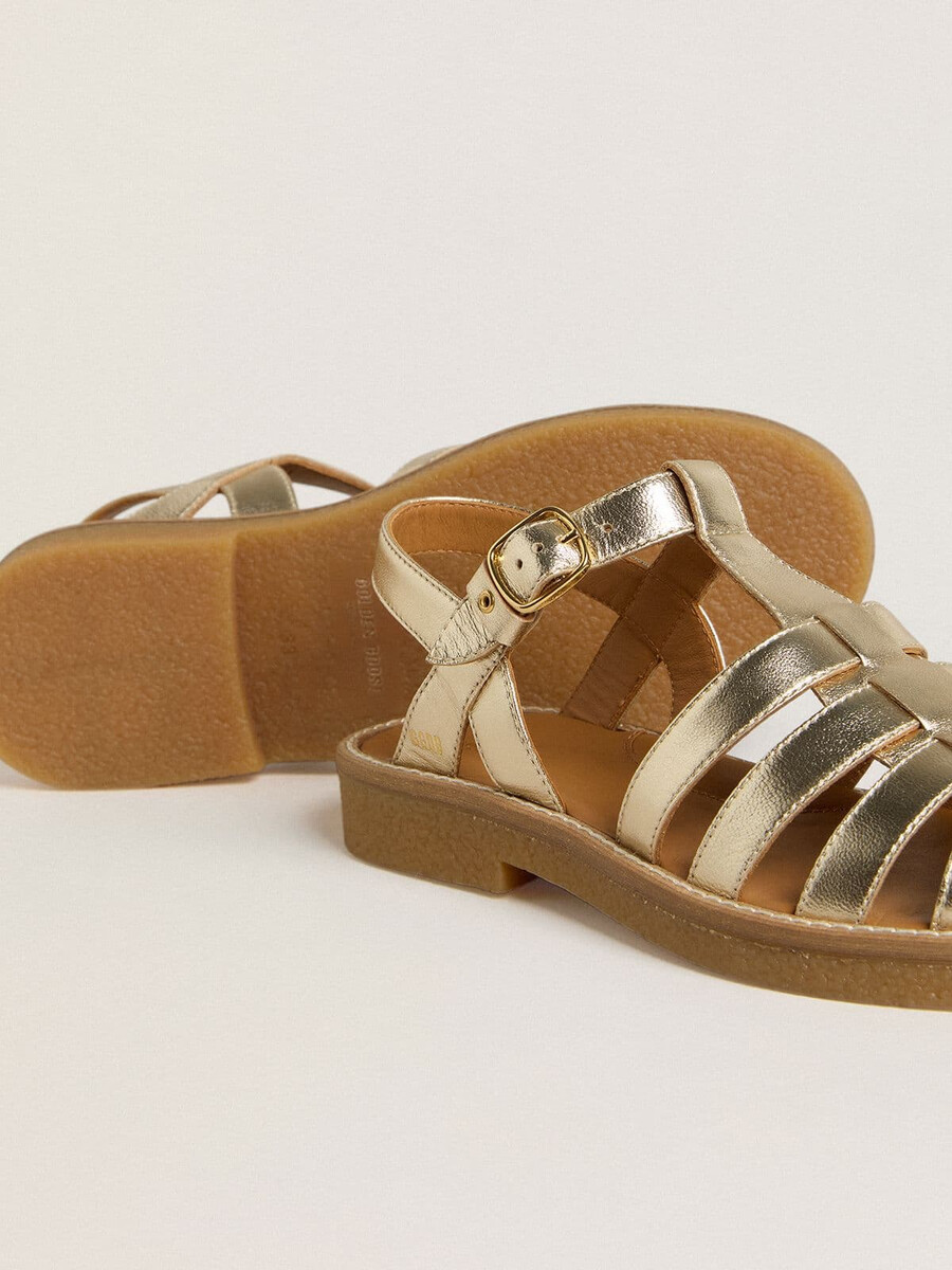 maxime young sandaler i guldfärgat läder