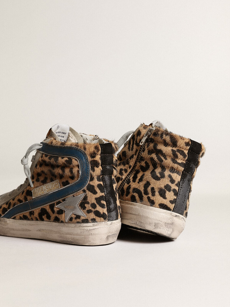 damtofflor i leopardmönstrat ponnyskinn med silverfärgad läderstjärna