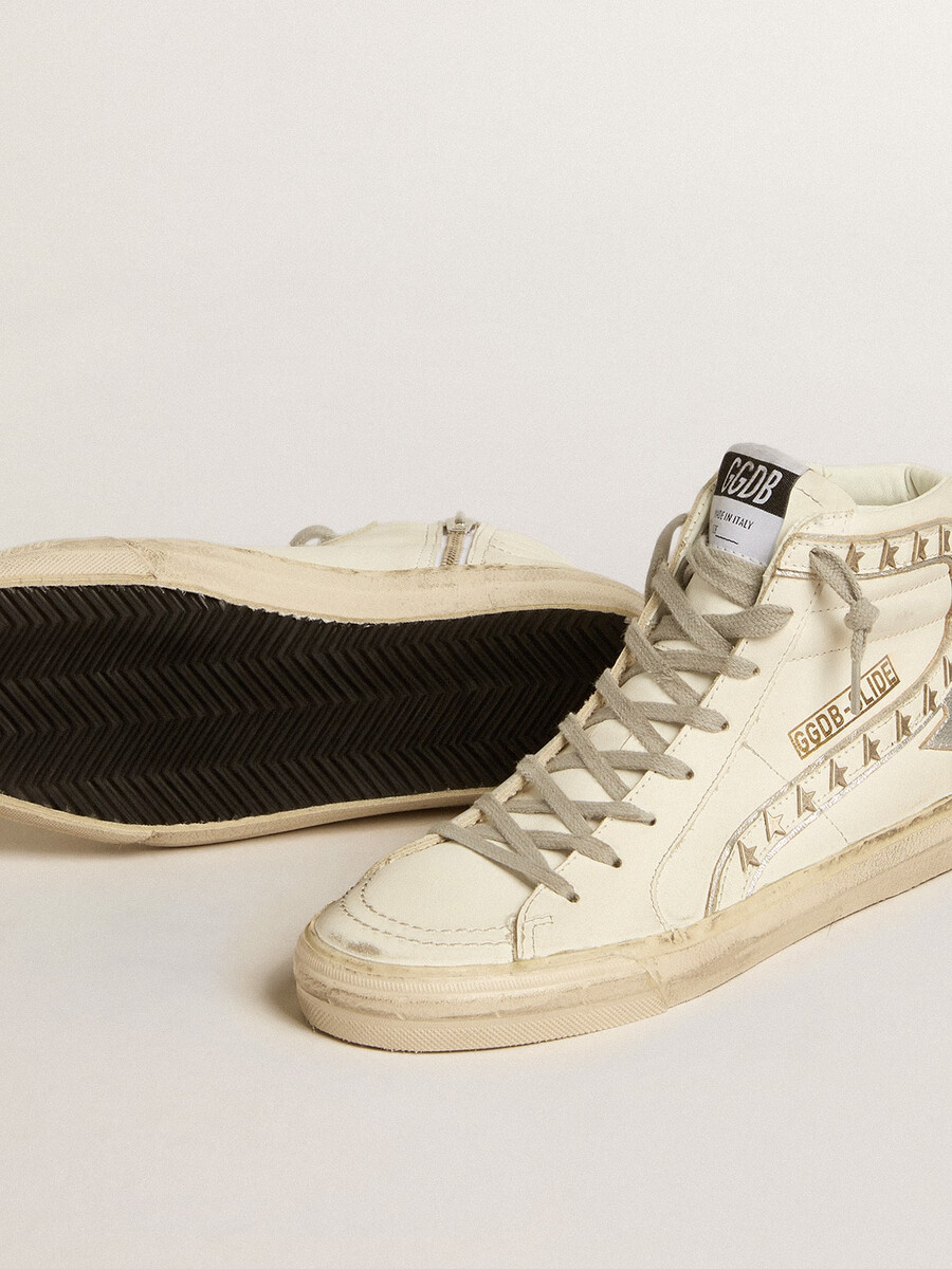 sandaler med silverfärgad metallisk läderstjärna och läderblixt med stjärnor