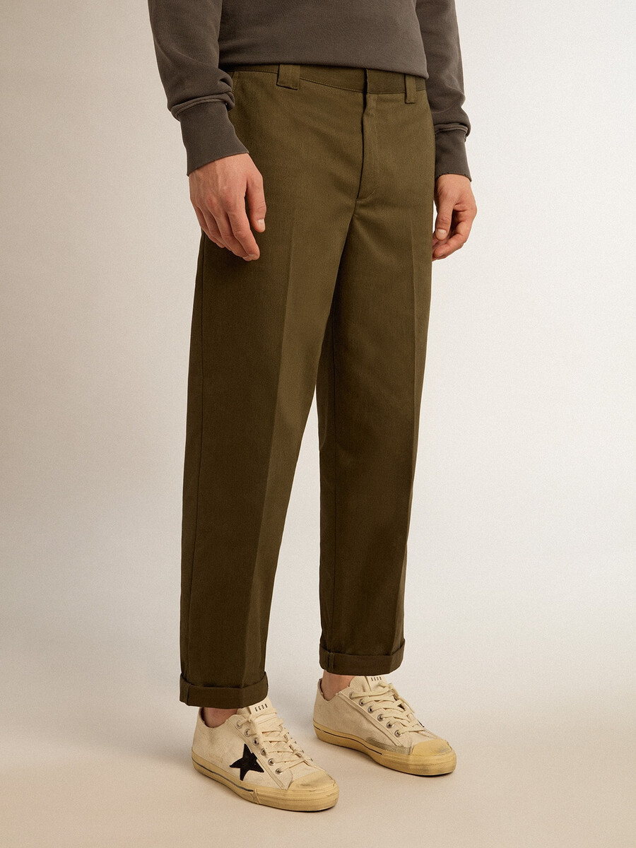 militärgröna chinos från golden collection