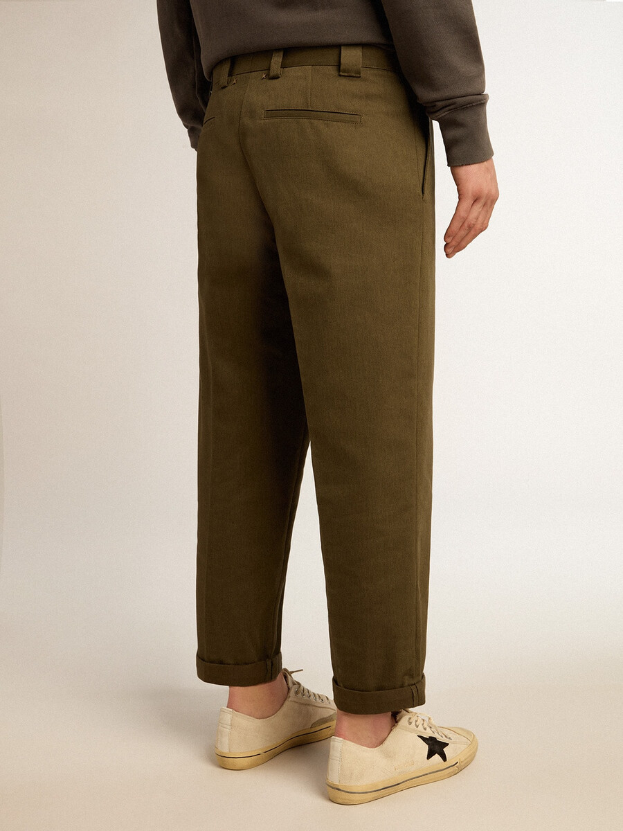 militärgröna chinos från golden collection