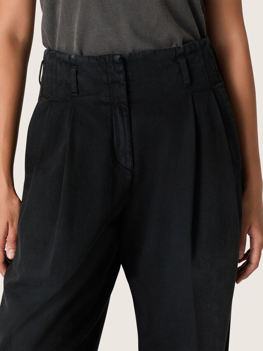 dambyxor i svart bomullsdenim med en klassisk look