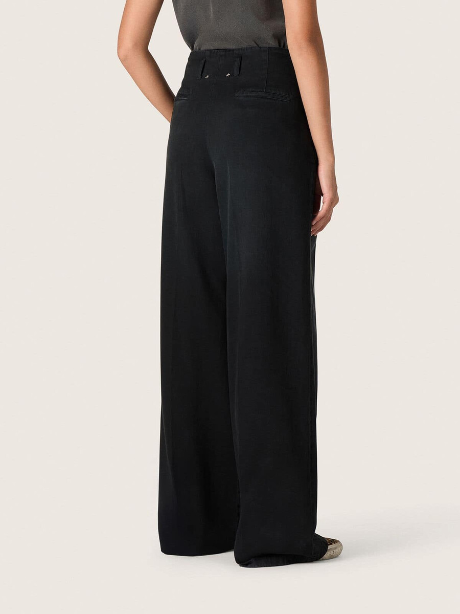 dambyxor i svart bomullsdenim med en klassisk look