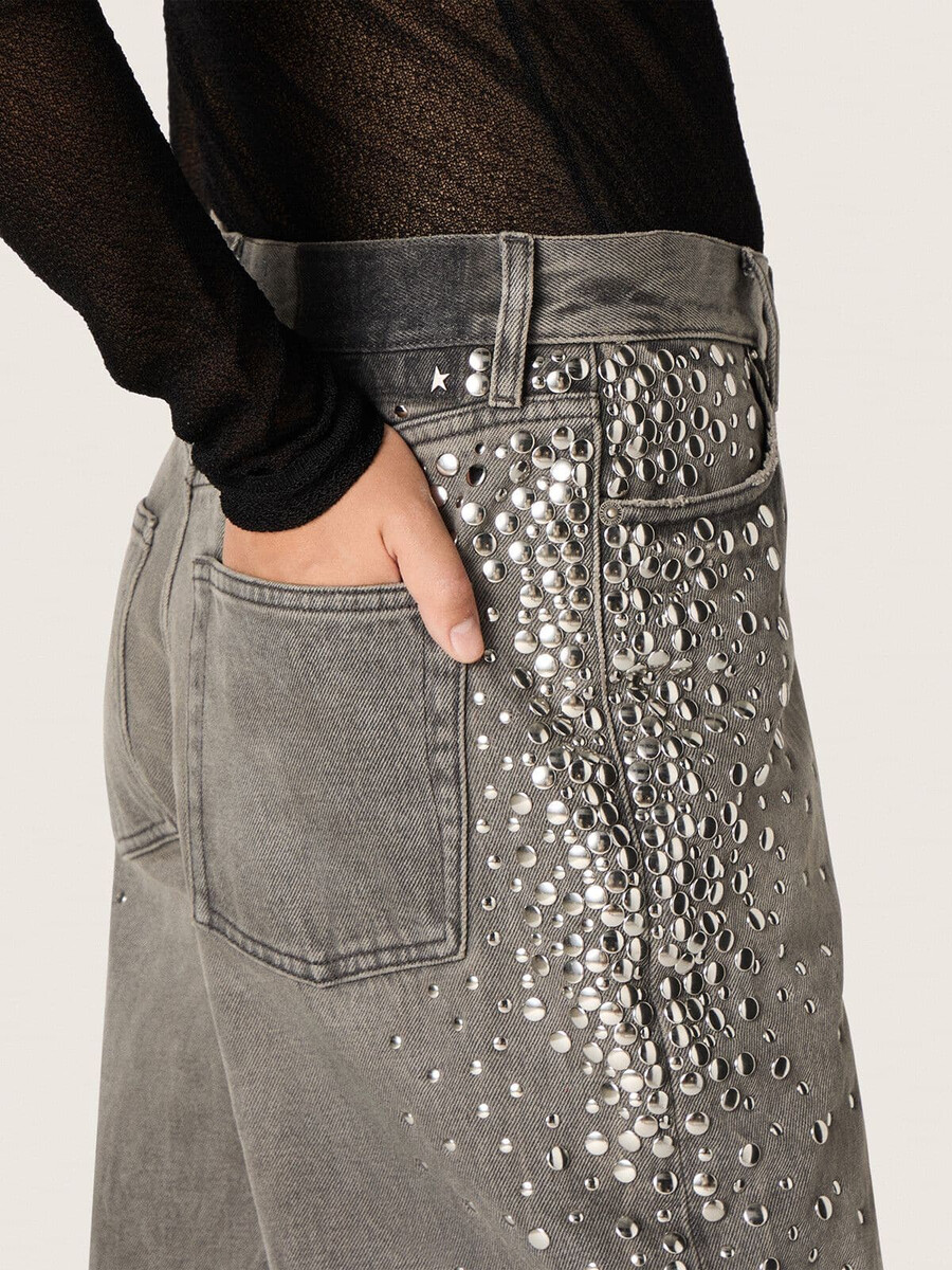 damjeans i grå denim med silverfärgade nitar i gradienteffekt