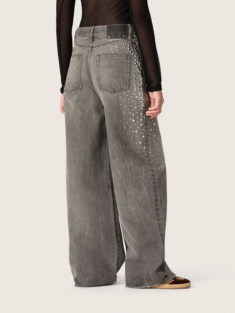 damjeans i grå denim med silverfärgade nitar i gradienteffekt
