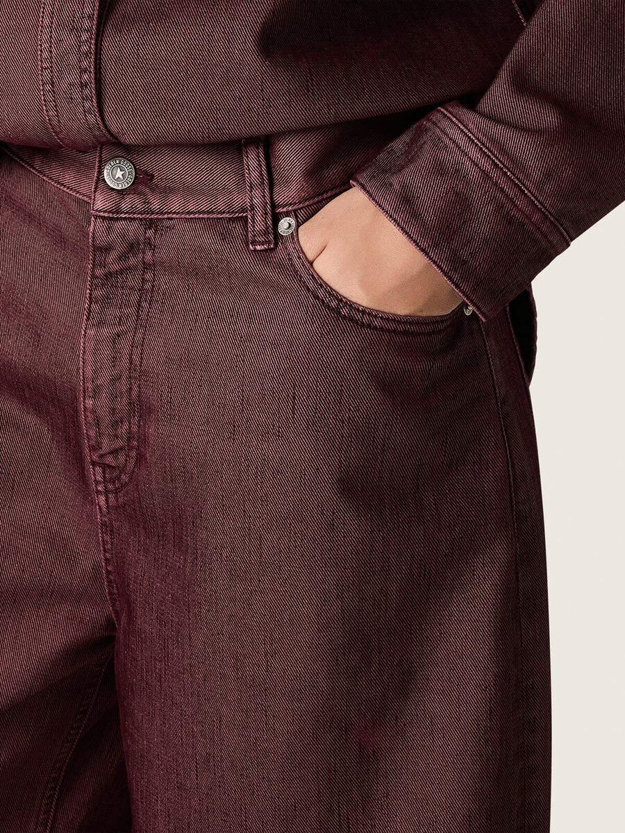 damjeans i vinröd denim