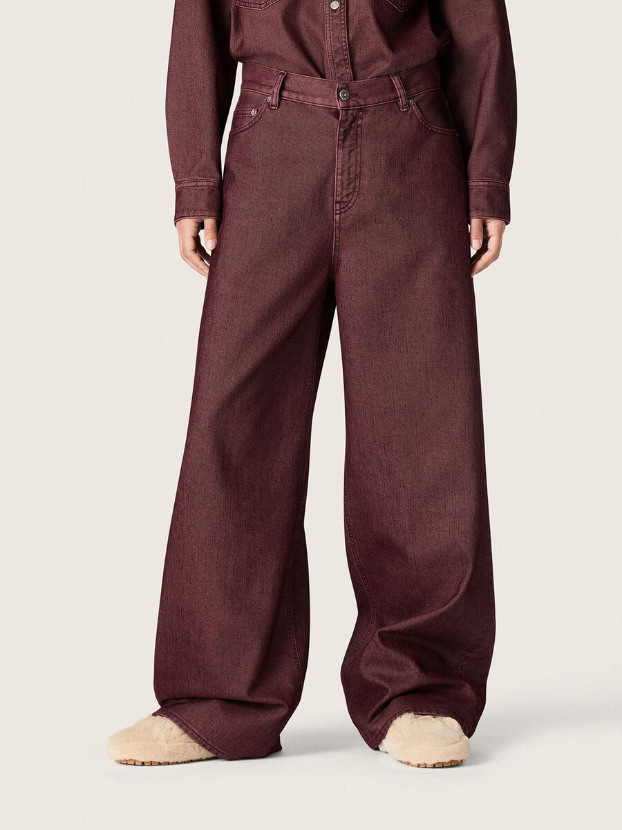 damjeans i vinröd denim