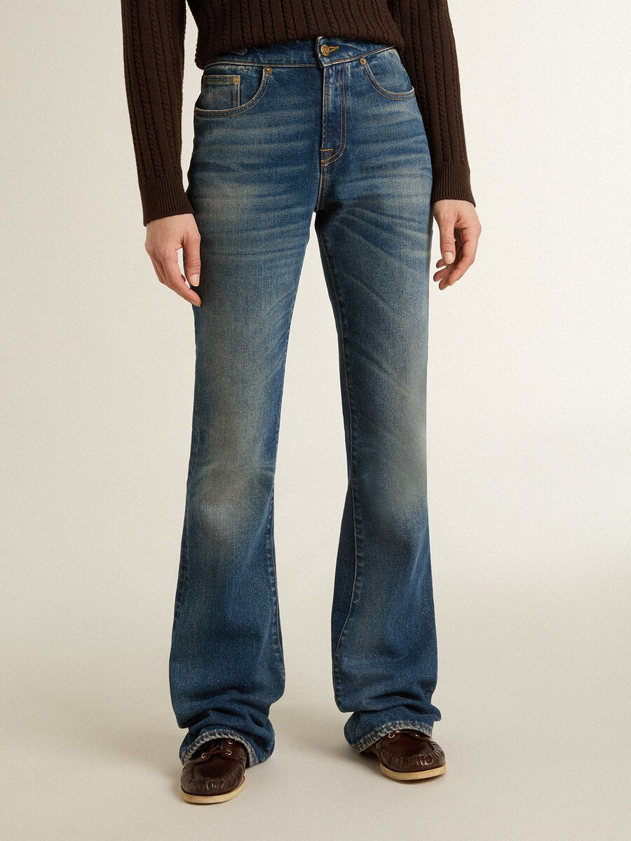 damjeans med bootcut-mönster och metalldetaljer i vintage-modell
