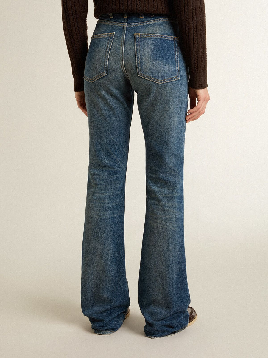 damjeans med bootcut-mönster och metalldetaljer i vintage-modell