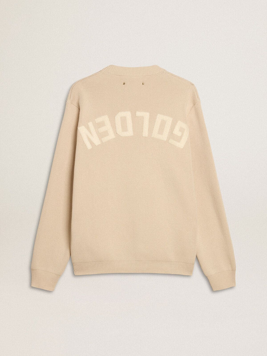 beige herrtröja med rund hals och texten golden på baksidan