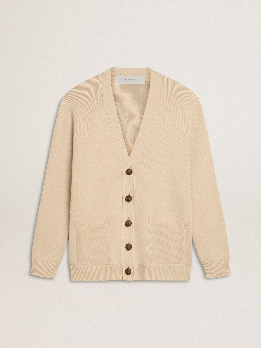 beige herrkardigan med texten golden på ryggen