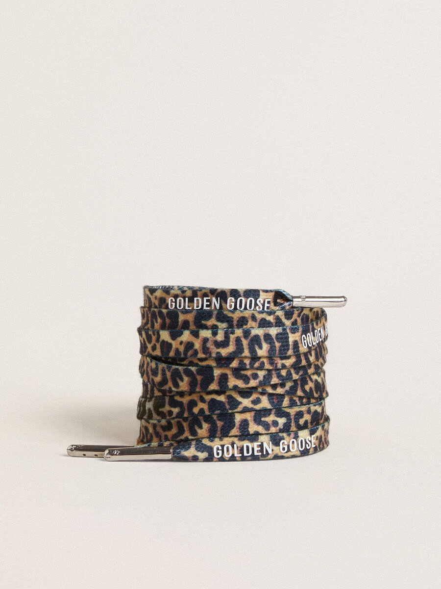 beige leopardmönstrade snören med kontrasterande vit logotyp