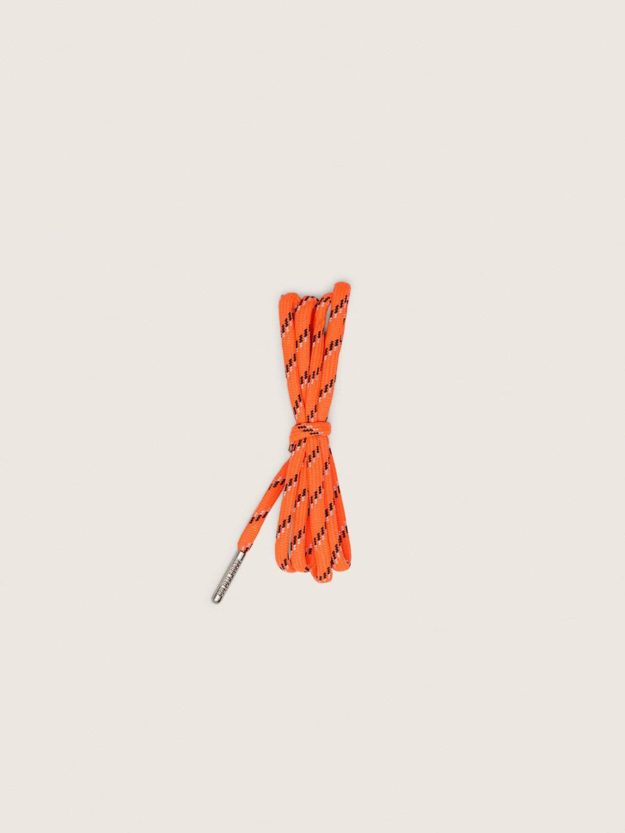 orangea vandringssnören med grå och svarta detaljer
