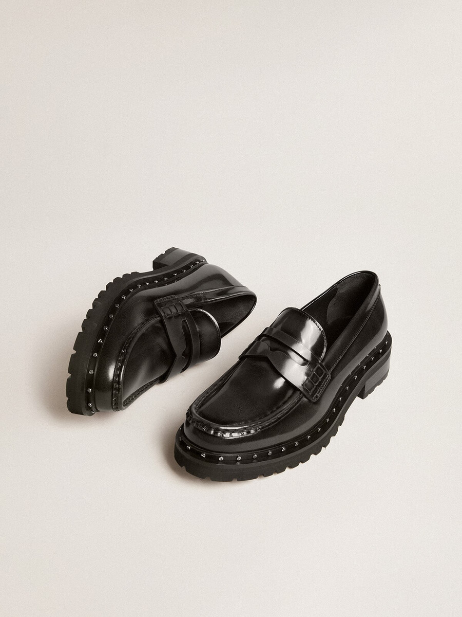 damloafers med grova detaljer i svart läder med nitar