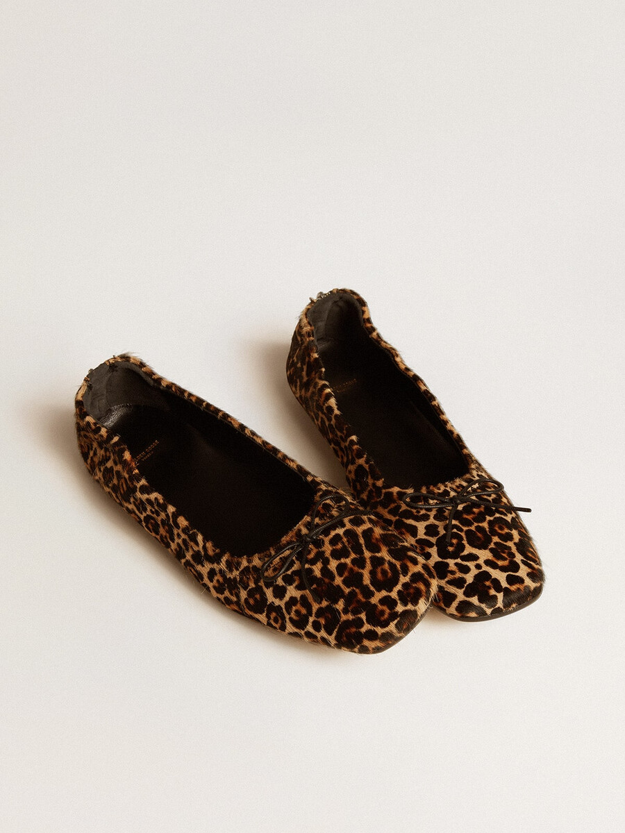 amy ballerinaskor i beige leopardmönstrat ponnyskinn