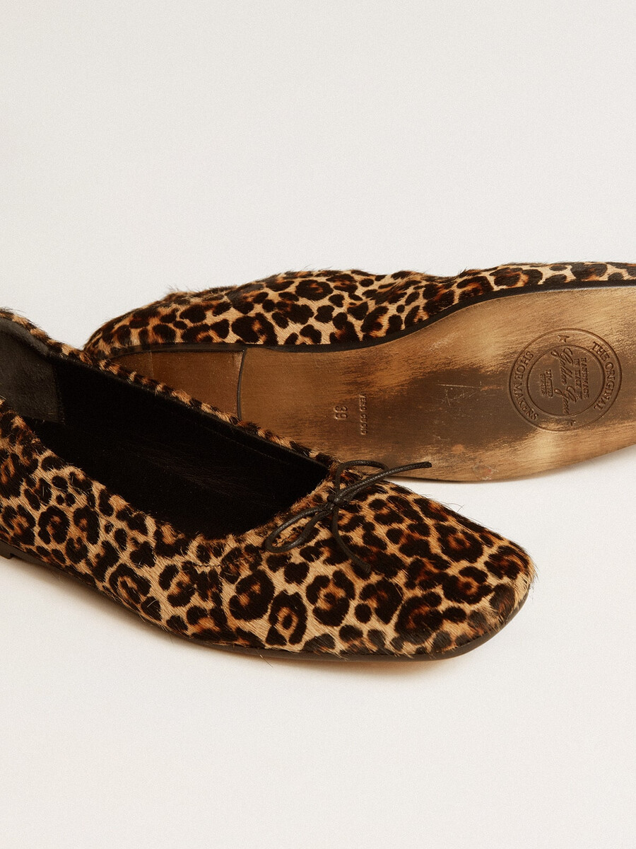 amy ballerinaskor i beige leopardmönstrat ponnyskinn