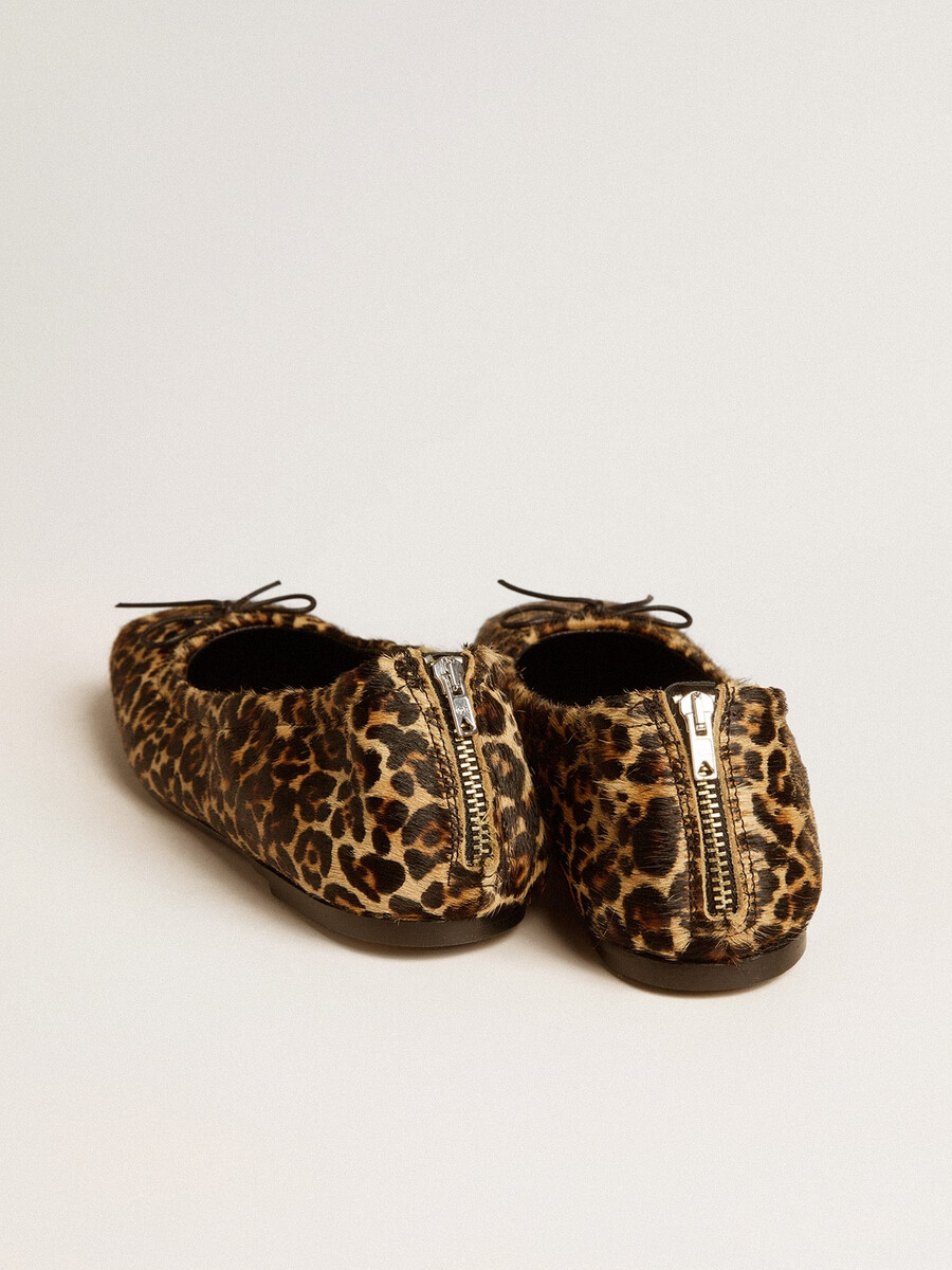 amy ballerinaskor i beige leopardmönstrat ponnyskinn