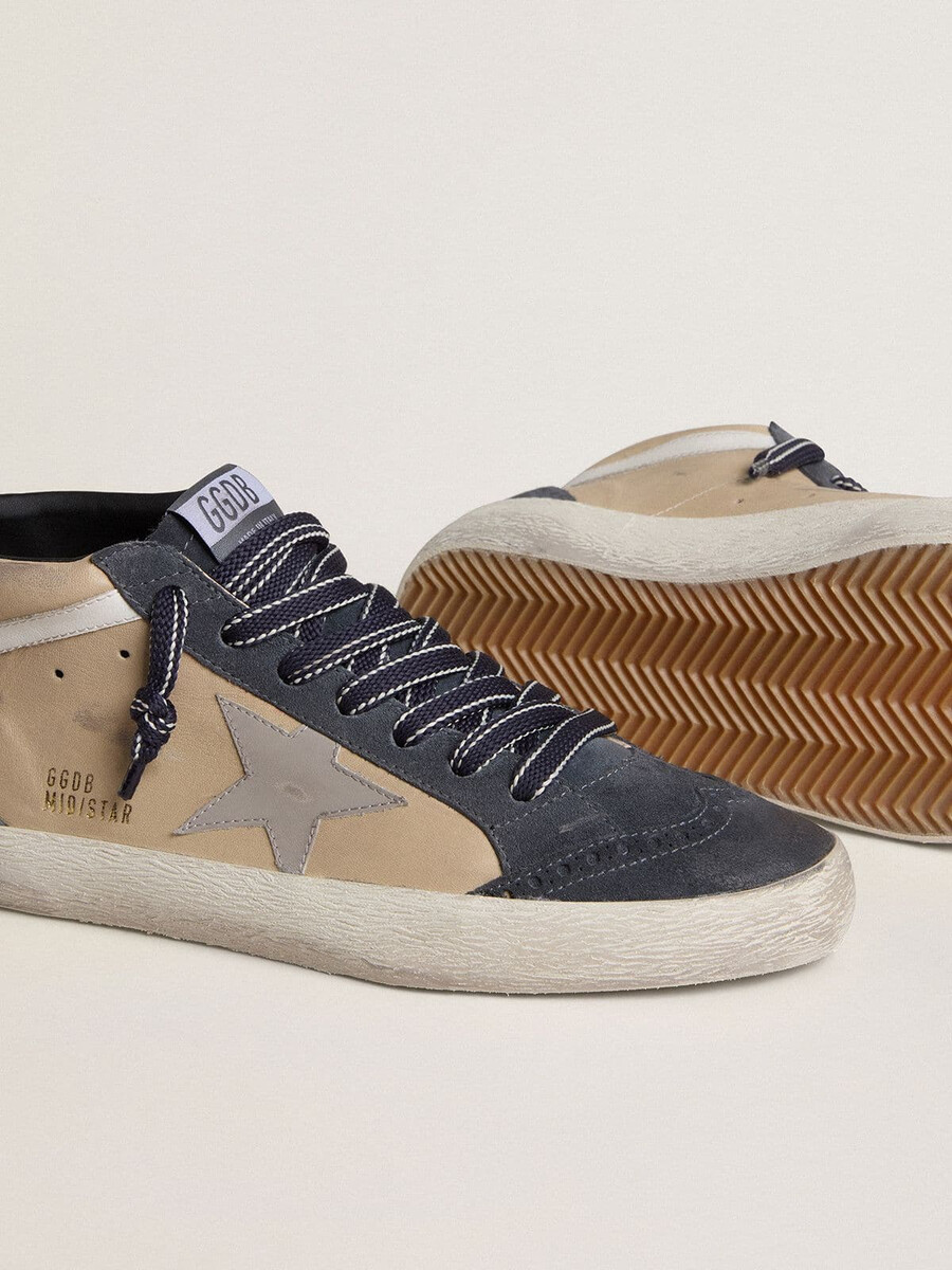 herr mid star i beige och blå mocka med grå nappaläderstjärna och vita läderdetaljer