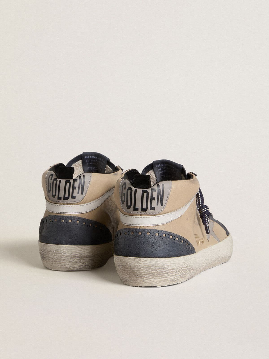 herr mid star i beige och blå mocka med grå nappaläderstjärna och vita läderdetaljer