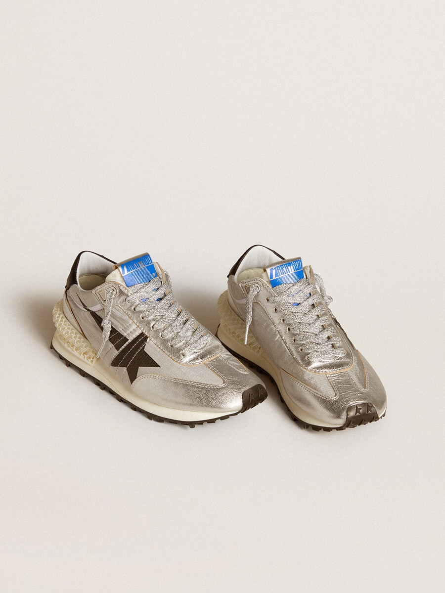 herr marathon med ovandel i silverfärgad ripstopnylon och svart stjärna
