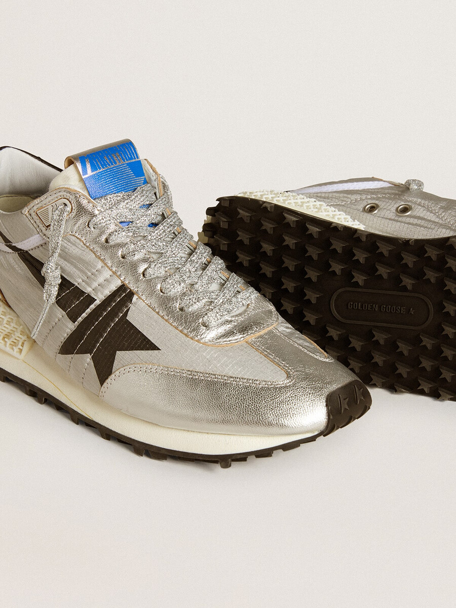 herr marathon med ovandel i silverfärgad ripstopnylon och svart stjärna