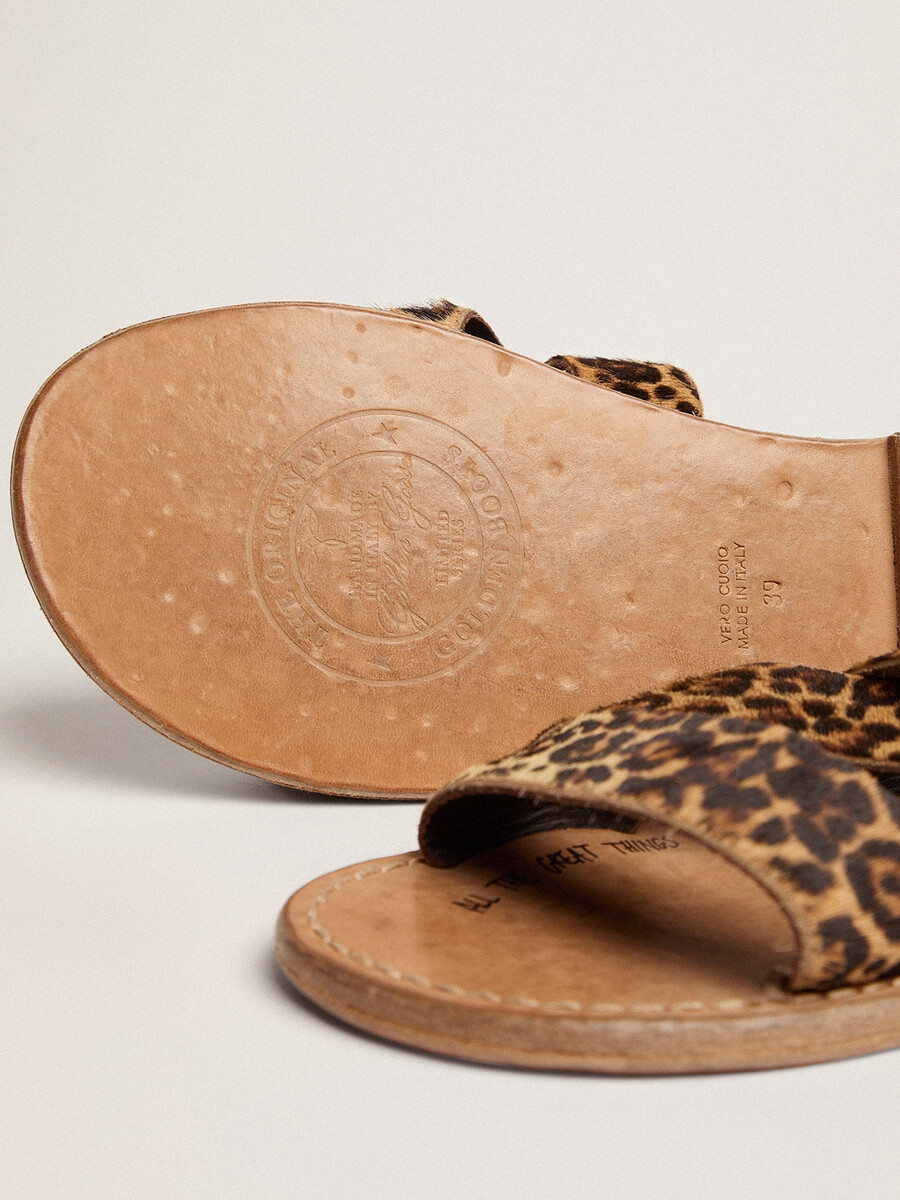 leopardfärgade sandaler från margaret