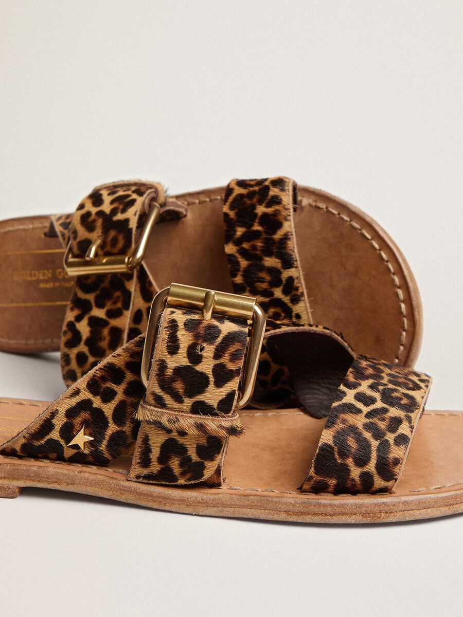 leopardfärgade sandaler från margaret