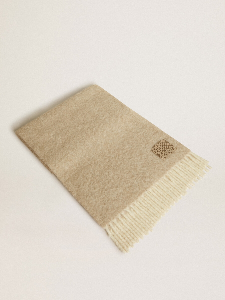 cny halsduk i beige alpackaull med fransar