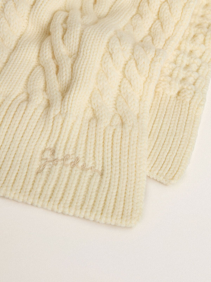 vit ullhalsduk med broderi
