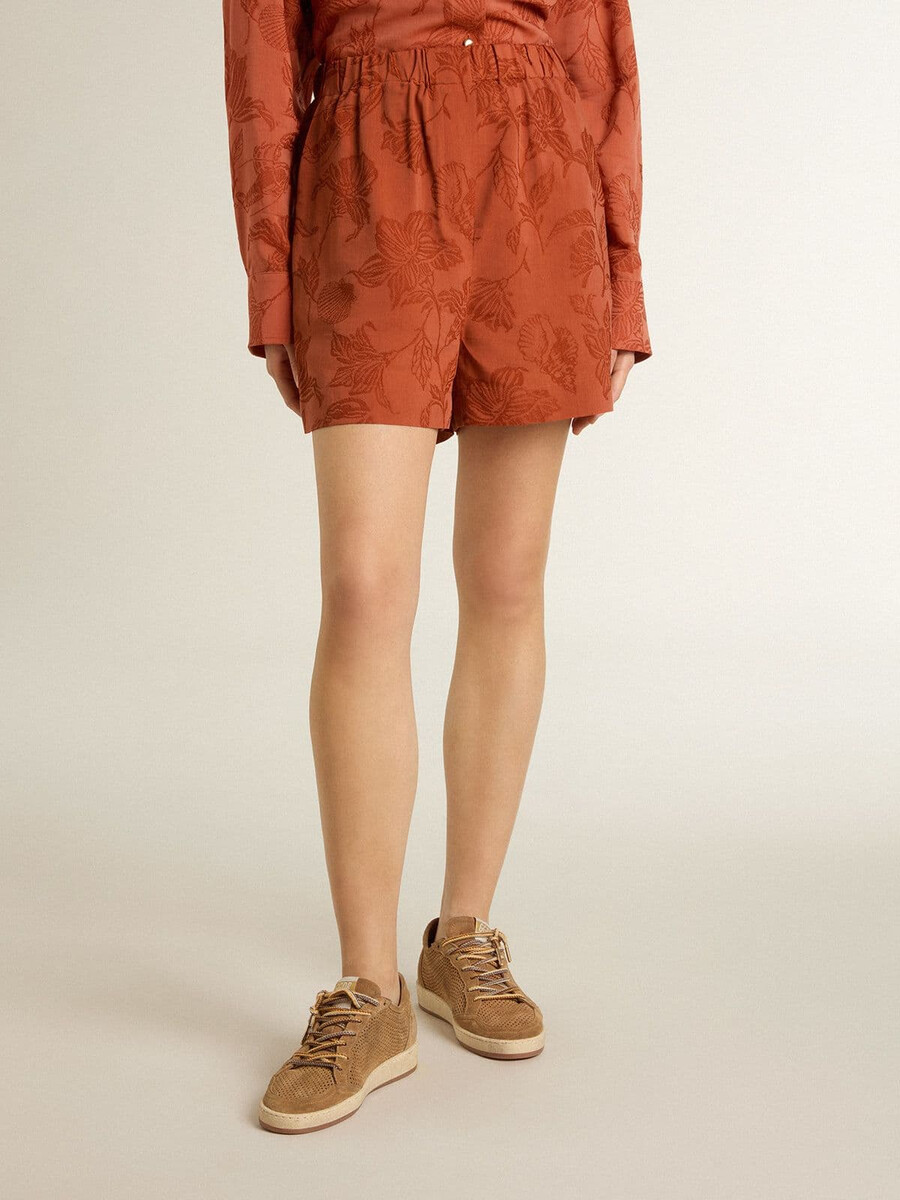 damshorts i tegelröd jacquard med marint blommönster