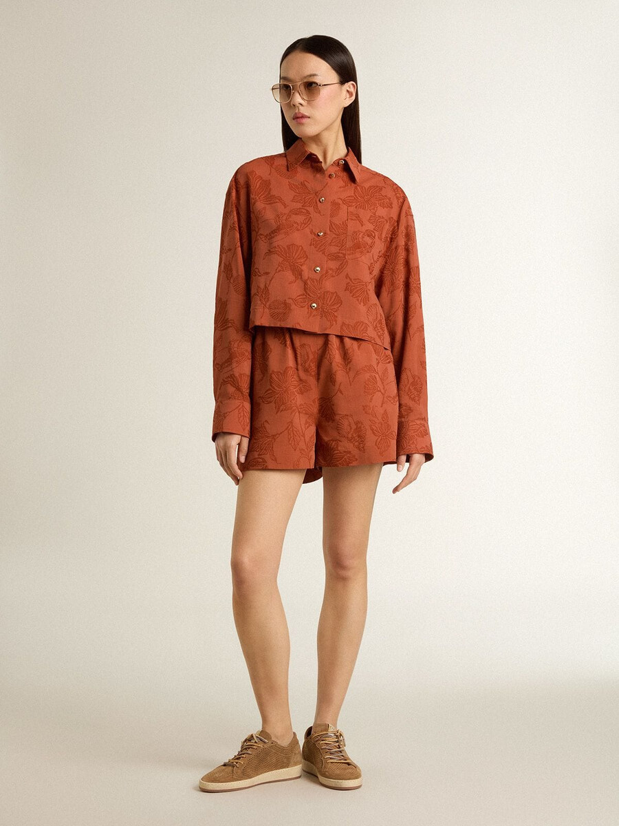 damshorts i tegelröd jacquard med marint blommönster