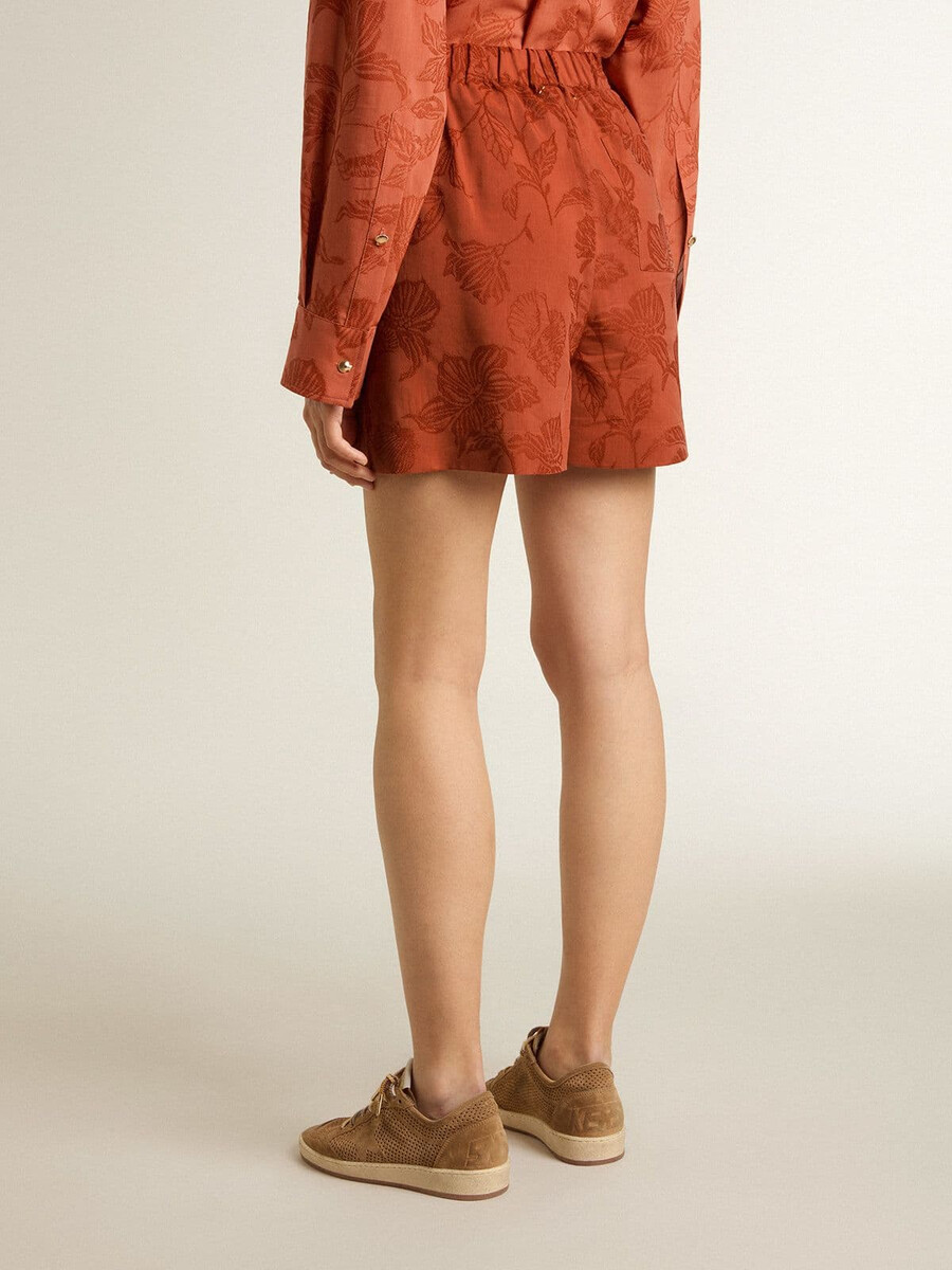 damshorts i tegelröd jacquard med marint blommönster