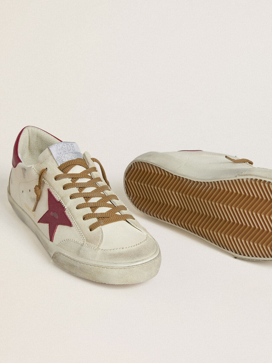 herr super-star med röd läderstjärna och beige mockainlägg