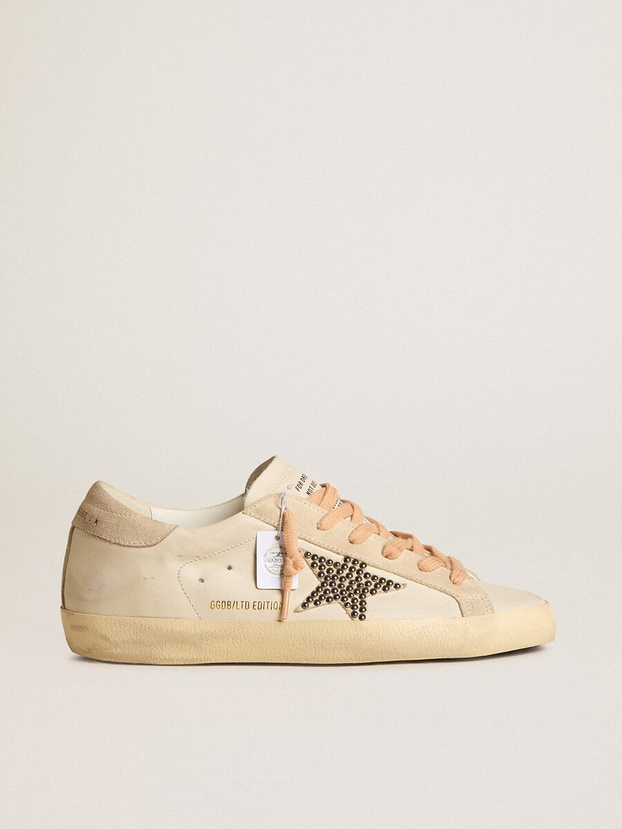 super-star ltd i läder med beige mockastjärna med swarovski-nitar