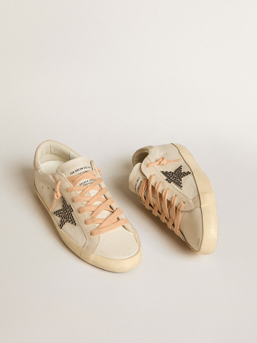 super-star ltd i läder med beige mockastjärna med swarovski-nitar