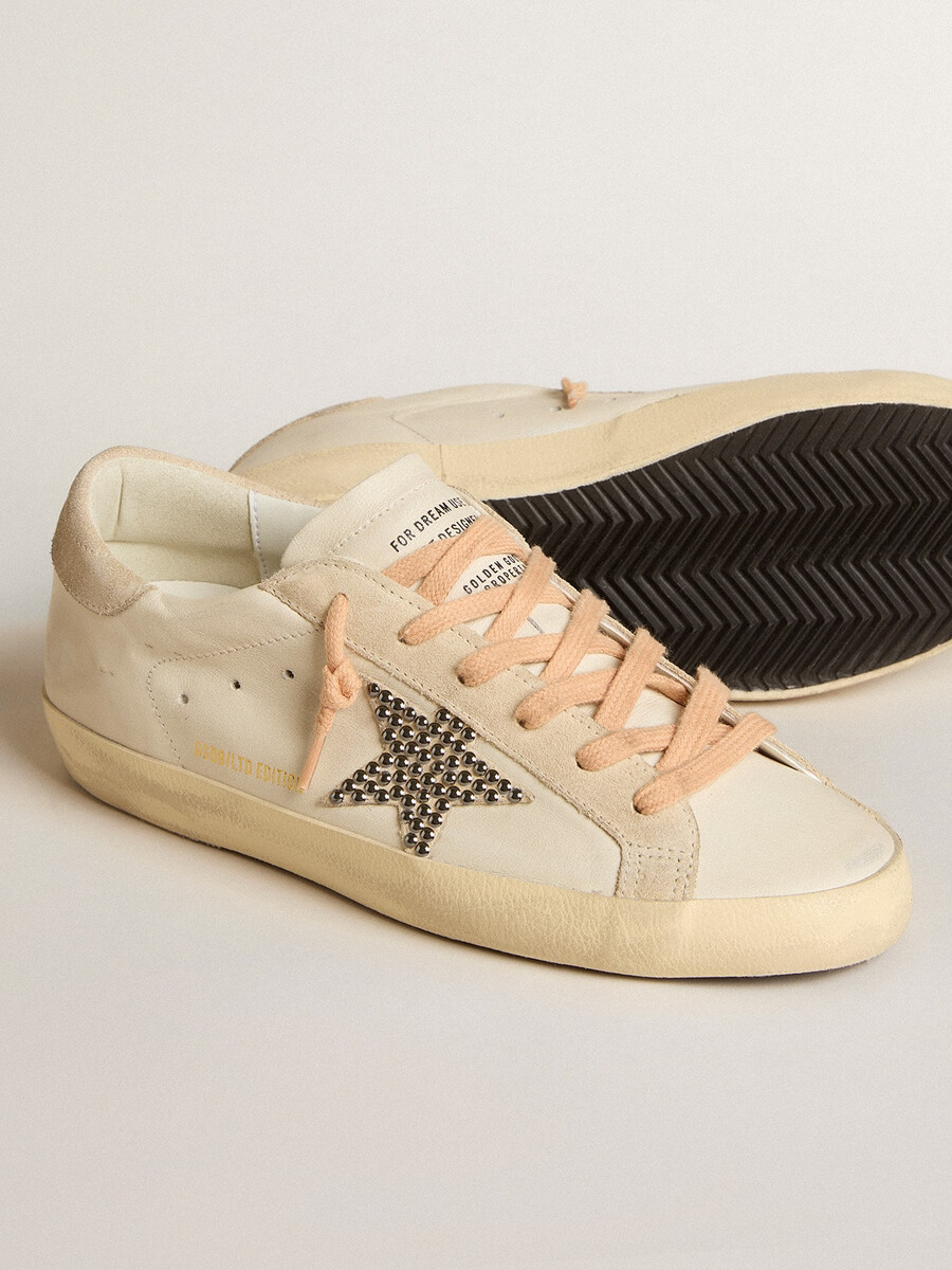 super-star ltd i läder med beige mockastjärna med swarovski-nitar