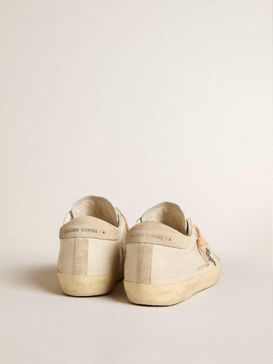 super-star ltd i läder med beige mockastjärna med swarovski-nitar