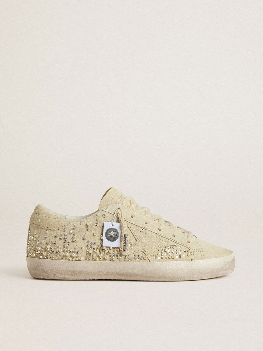 dam super-star i beige mocka med pärlor och swarovski-kristaller