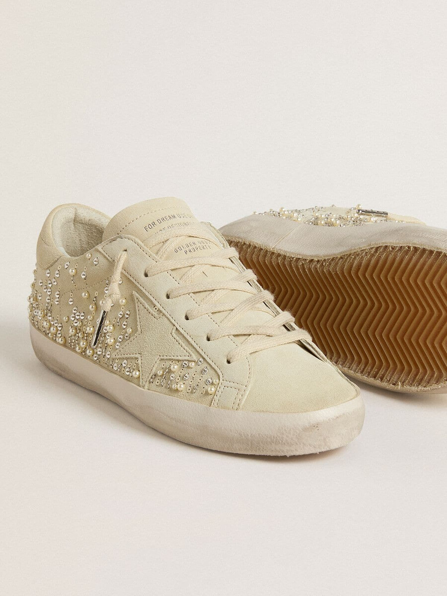 dam super-star i beige mocka med pärlor och swarovski-kristaller