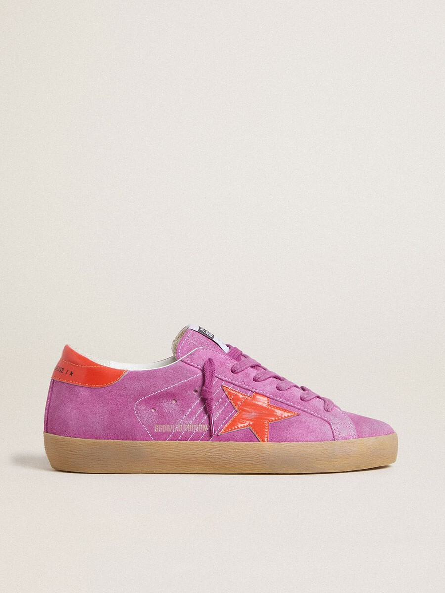 dam super-star i fuchsia mocka med fluorescerande orange laminerad läderstjärna och hälflik