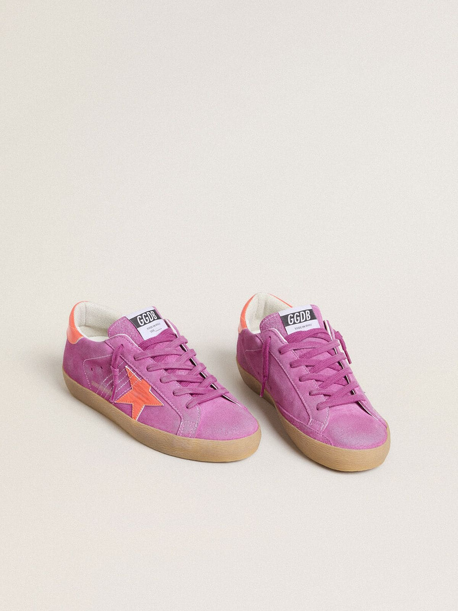 dam super-star i fuchsia mocka med fluorescerande orange laminerad läderstjärna och hälflik