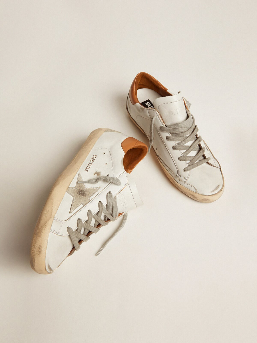 damsneakers super-star med mockastjärna och brun hälflik