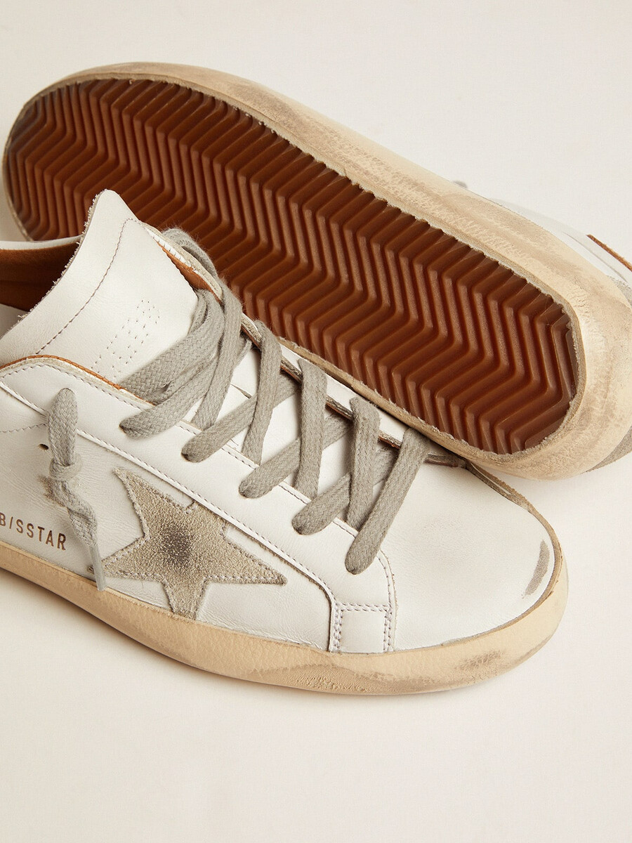 damsneakers super-star med mockastjärna och brun hälflik