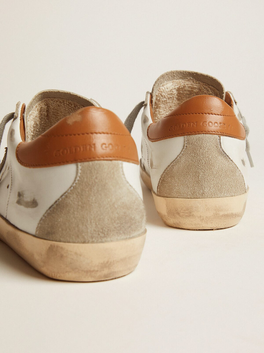 damsneakers super-star med mockastjärna och brun hälflik
