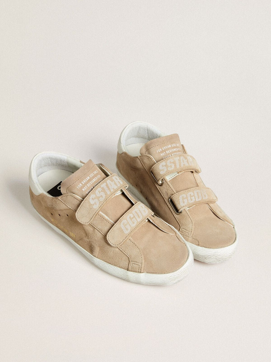 dam old school i beige mocka med vit läderhälflik