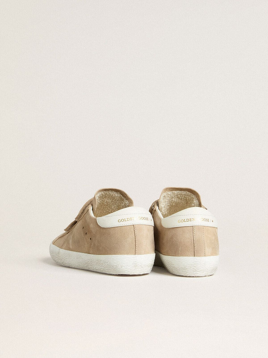 dam old school i beige mocka med vit läderhälflik